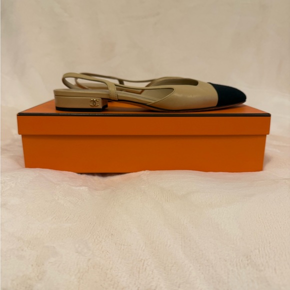 CHANEL Beige and Black Slingback Flats - Picture 4 of 7